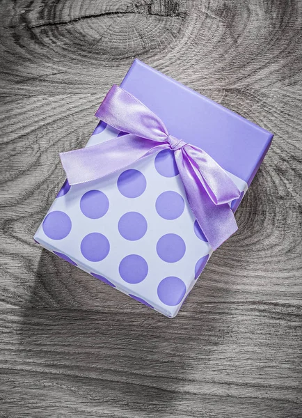 Coffret cadeau avec noeud lilas — Photo