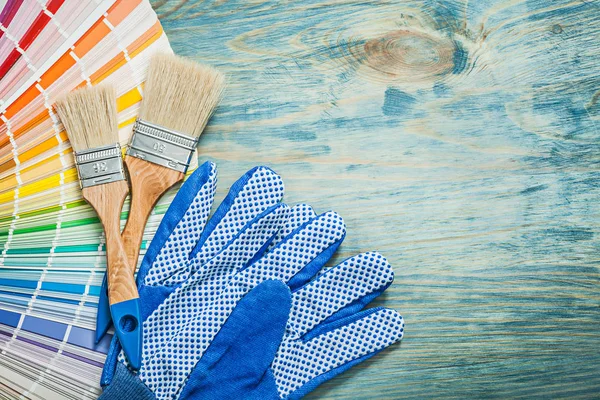 Gants de sécurité avec échantillonneur de couleur et brosses — Photo