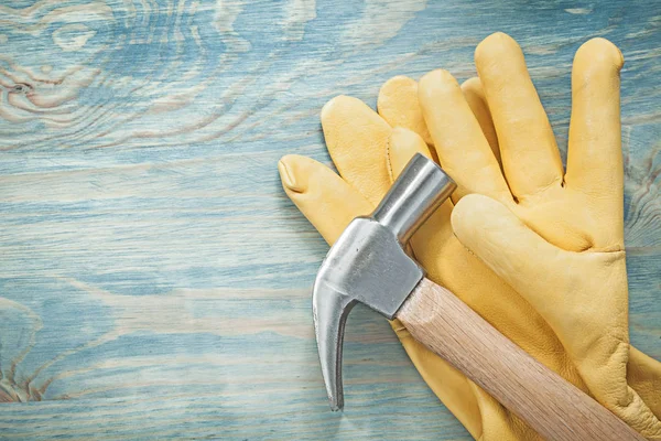 Yellow leather safety gloves and hammer — Stock Photo, Image
