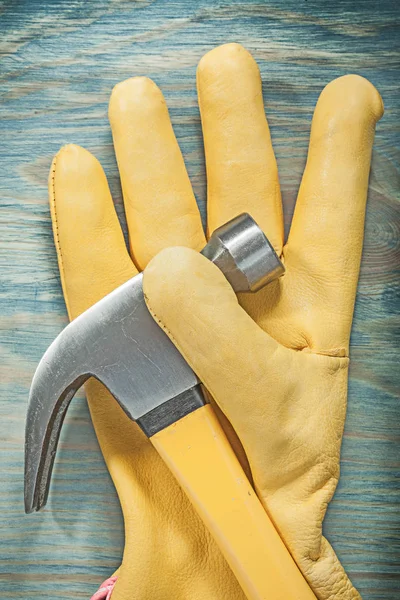 Žlutá kůže bezpečnostní rukavice a kladivo — Stock fotografie