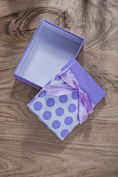 Gift box with lilac bow — Stock Photo, Image