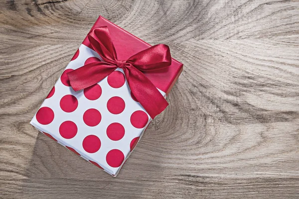 Confezione regalo con fiocco rosso — Foto Stock