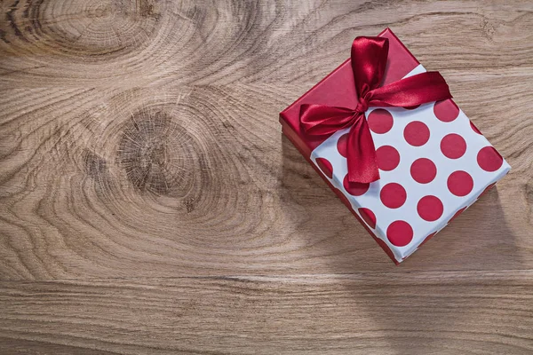 Подарункова коробка з червоним бантом — стокове фото