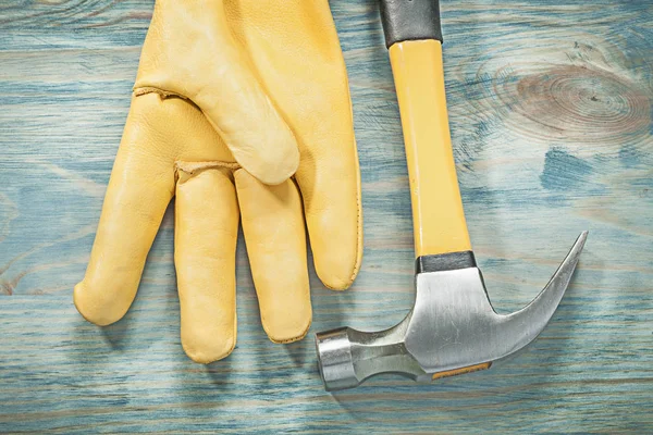 Gele lederen veiligheid handschoen en hammer — Stockfoto