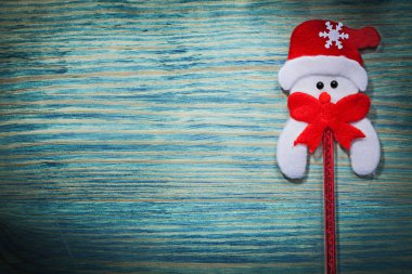 kardan adam Noel Baba şapkası ve kırmızı yayla 