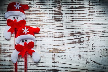 Kırmızı yay ile iki kardan adam 