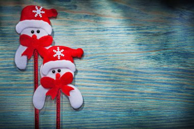 Kırmızı yay ile iki kardan adam 