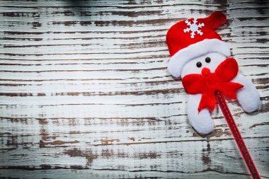 kardan adam Noel Baba şapkası ve kırmızı yayla 