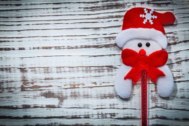 Kırmızı yay ile kardan adam 