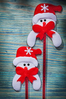 Kırmızı yay ile iki kardan adam 