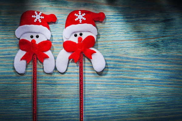 Kırmızı yay ile iki kardan adam 