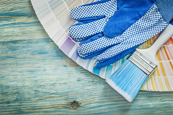 Защитные перчатки с цветным дегустатором и кистью — стоковое фото