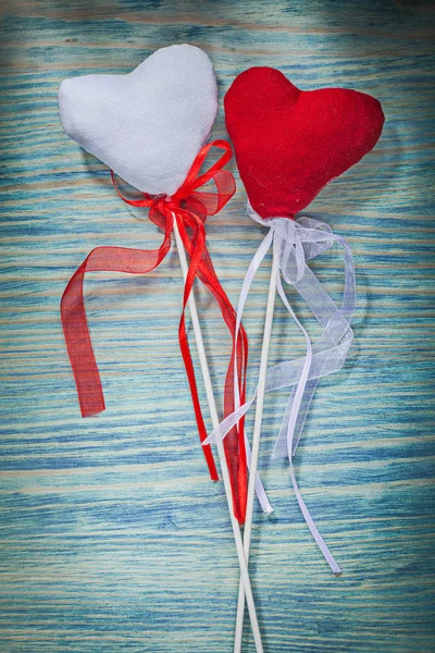 Valkoinen ja punainen Valentine sydämet — kuvapankkivalokuva