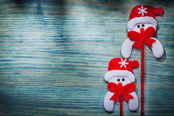 Kırmızı yay ile iki kardan adam 