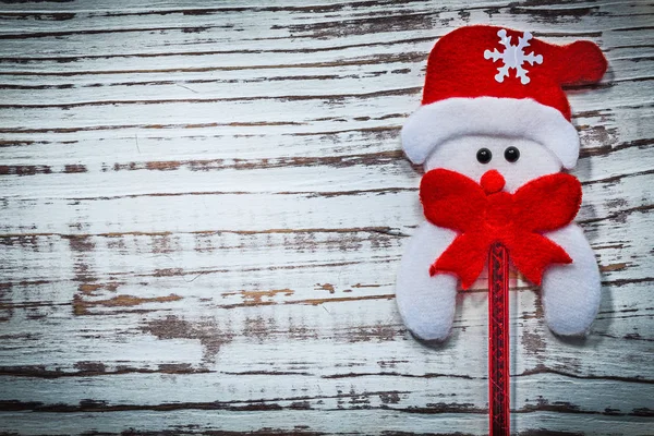 Kırmızı yay ile kardan adam 