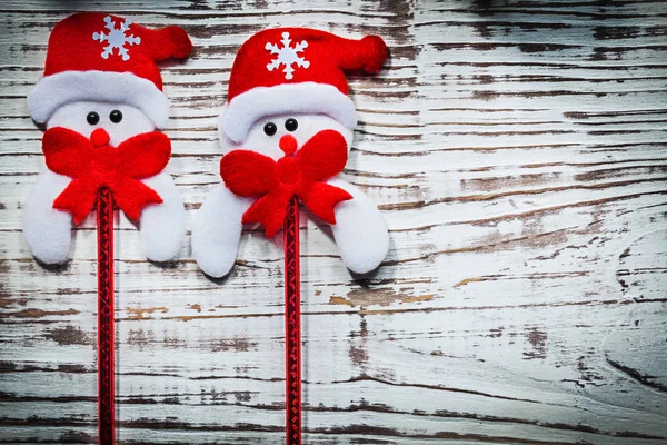 Δύο χιονάνθρωπους με κόκκινα τόξα — Φωτογραφία Αρχείου