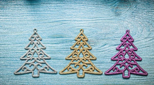 Vánoční dekorace stromy na dřevěné desce — Stock fotografie