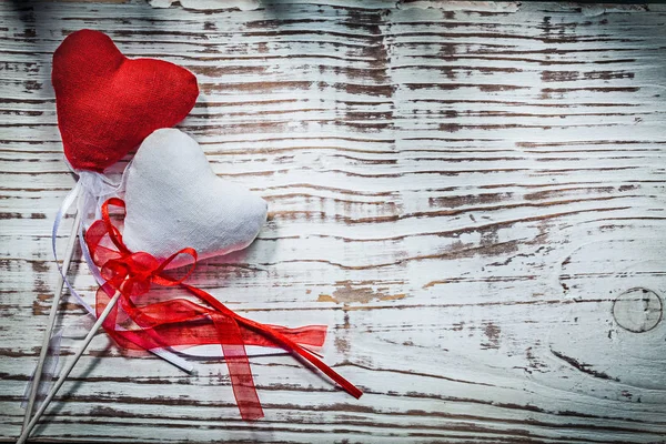 Valkoinen ja punainen Valentine sydämet — kuvapankkivalokuva