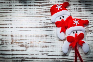 Kırmızı Santa şapka içinde iki kardan adam