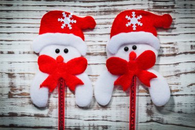 Kırmızı Santa şapka içinde iki kardan adam