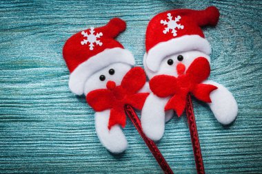 Kırmızı Santa şapka içinde iki kardan adam