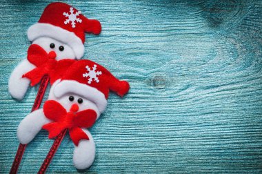 Kırmızı Santa şapka içinde iki kardan adam