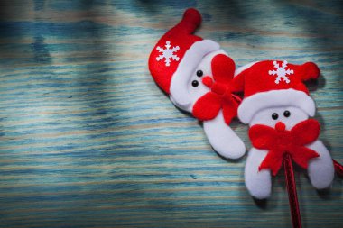 Kırmızı Santa şapka içinde iki kardan adam