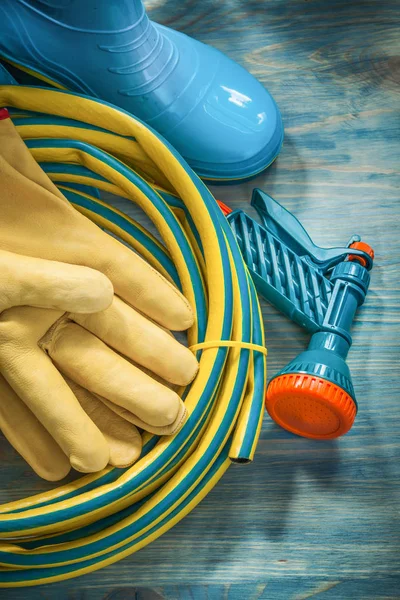 Guantes de protección de cuero y manguera de jardín —  Fotos de Stock