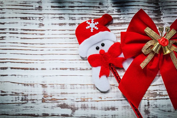 Leksak snögubbe i Santa hatt med rosett — Stockfoto