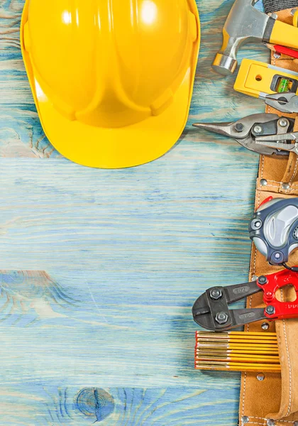 Samenstelling van bouw tooling in leder gereedschap gordel op hout — Stockfoto