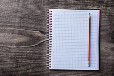 Kırmızı kalem ve çam ahşap tahta eğitim c işaretli defterini