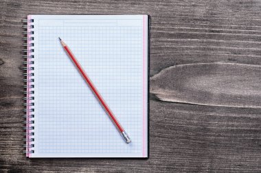 Beyaz kalemle defterini kontrol çam kahverengi ahşap tahta ed