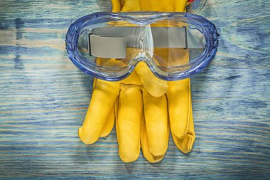 Koruyucu deri eldiven gözlük ahşap tahta inşaat conce üzerinde