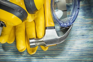 Koruyucu gözlük eldiven pençe çekiç etkilidirler ahşap üzerinde deri