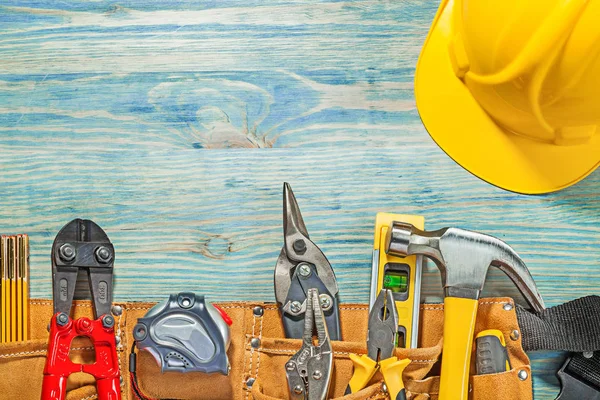 Lederen gereedschap riem met bouw tooling op houten plank hori — Stockfoto