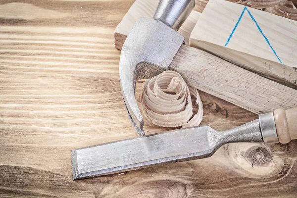 Claw hammer flat chisel wooden studs shavings on vintage wood bo — Stock Photo, Image