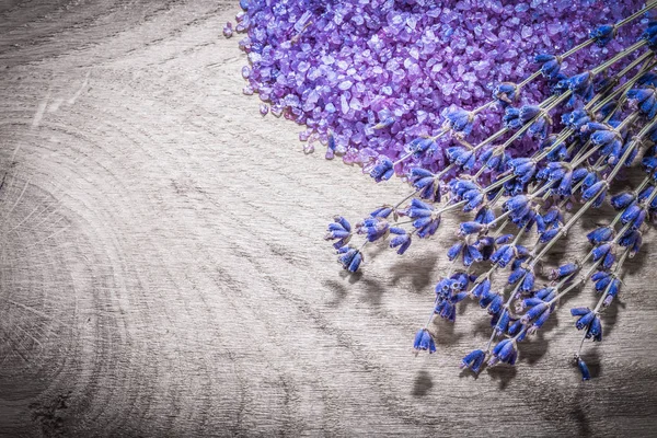 Bund getrocknetes Lavendelmeersalz auf Holzbrett — Stockfoto