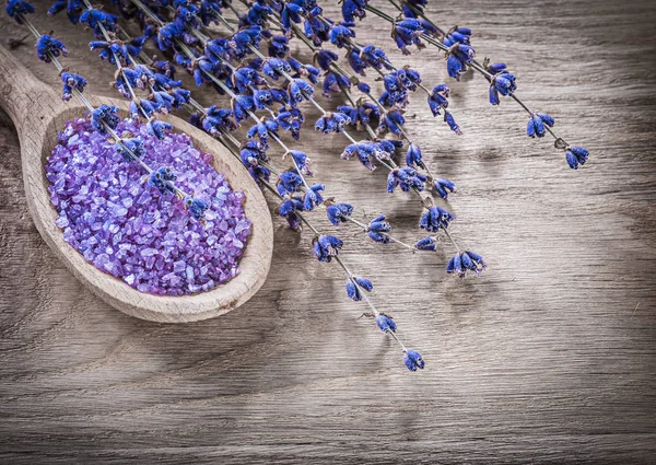 Séché parfum lavande sel de mer cuillère en bois sur planche de bois spa tre — Photo