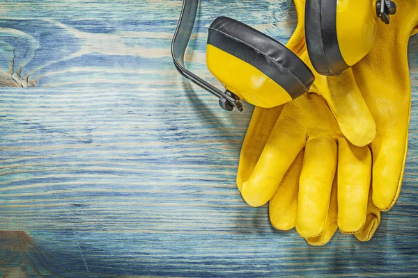 Шкіряні жовті рукавички безпеки на дерев'яній дошці конструкції — стокове фото