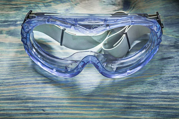 Защитные очки на деревянной доске — стоковое фото