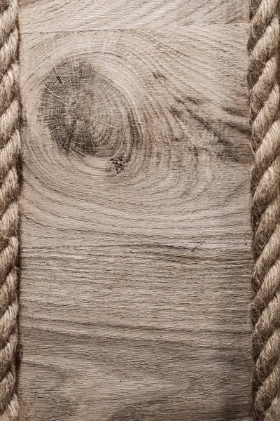 Cables de cáñamo vintage en versión vertical tablero de madera — Foto de Stock