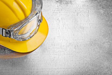 Koruyucu gözlük ve bina kask