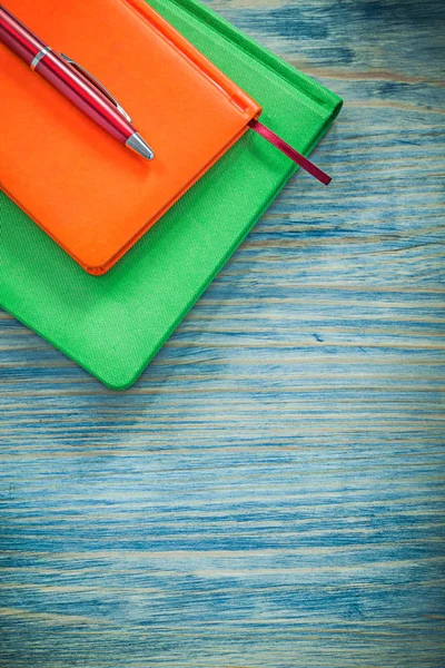 Notizblöcke und Stift auf Holztafel — Stockfoto
