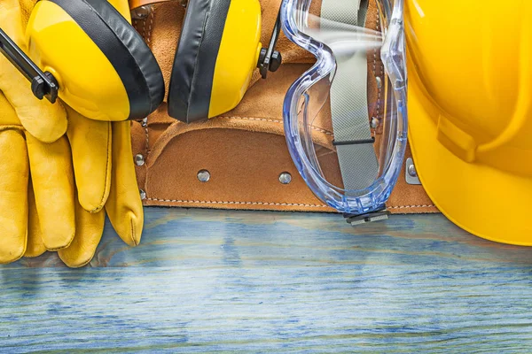 Set van oorkappen beschermende handschoenen bril hard hoed gebouw riem — Stockfoto