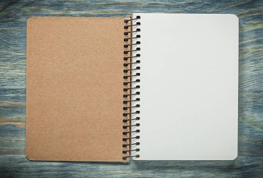 Defterini ahşap tahta office kavramı üzerinde kontrol