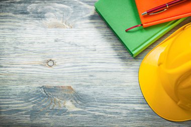 Kask bloknot kalem üzerinde ahşap tahta Tec. binanın koleksiyonu