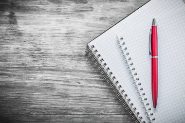 Temiz bloknot tükenmez kalem üzerinde ahşap tahta office conce kare