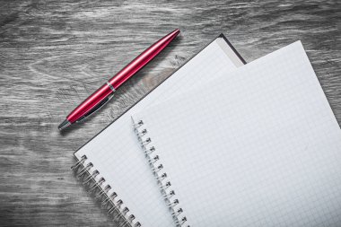 Kare içinde not defterleri tükenmez kalemle ahşap tahta office kavramı