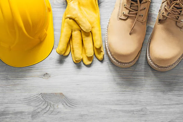 Par de botas impermeables guantes de seguridad de cuero de sombrero duro en woode —  Fotos de Stock