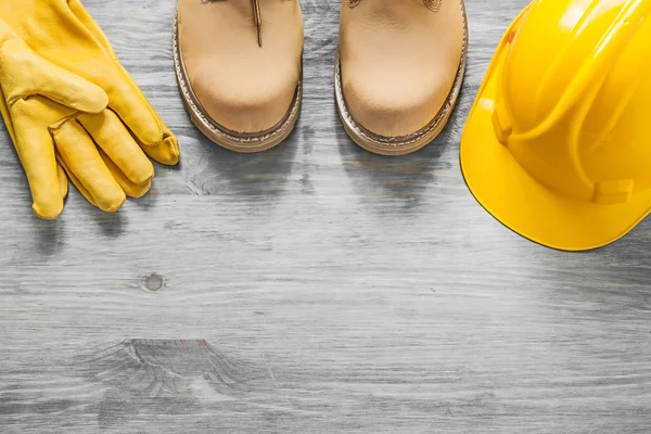 Botas de encaje impermeables que construyen guantes protectores de casco en woode — Foto de Stock